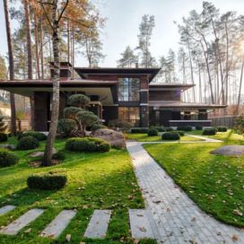 Krásný dům v lese
