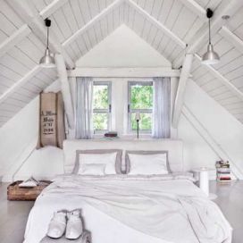 Ložnice v podkroví - dřevěné bílé obložení
