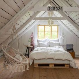 Malá ložnička v podkroví, dřevo, trámy