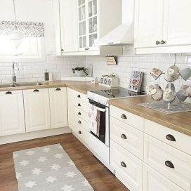 Bílá kuchyň s dřevěnou deskou