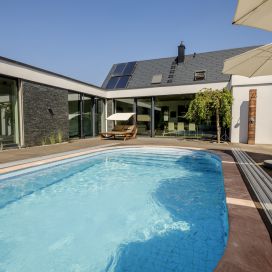 Bazén u moderního domu