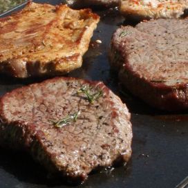 Šťavnaté steaky na lávovém kameni