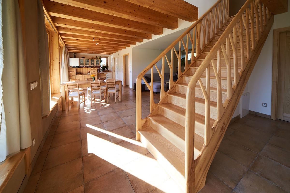Pasivní slamněný dům - dřevěné schody - 