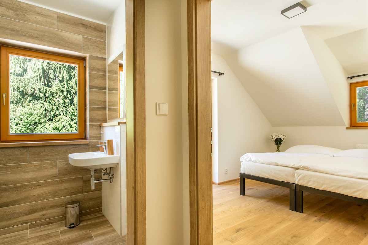 Koupelnám v Penzionu Kůlna dominují dlažby v designu dřeva - M.B.Keramika spol. s r. o.