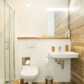 V koupelnách Penzionu Kůlna jsou na stěnách použité obklady White Glossy