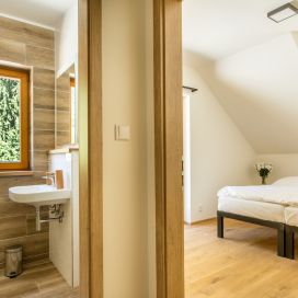 Koupelnám v Penzionu Kůlna dominují dlažby v designu dřeva M.B.Keramika spol. s r. o.