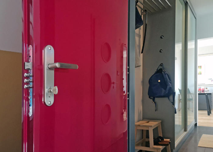 Hladké bezpečnostní dveře Adlo v červené barvě - ADLO - bezpečnostní dveře