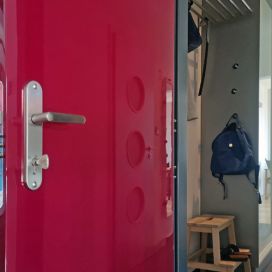 Hladké bezpečnostní dveře Adlo v červené barvě