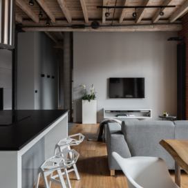 Velký obývací pokoj s kuchyní a s trámovým stropem