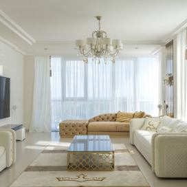 Světlý obývací pokoj s lustrem Pavlina Musilová