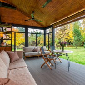 Dřevěná veranda s výhledem do zahrady