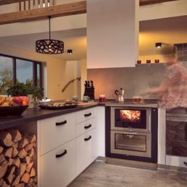 Kuchyňský sporák na dřevo v moderním interiéru_kamna-pertinger